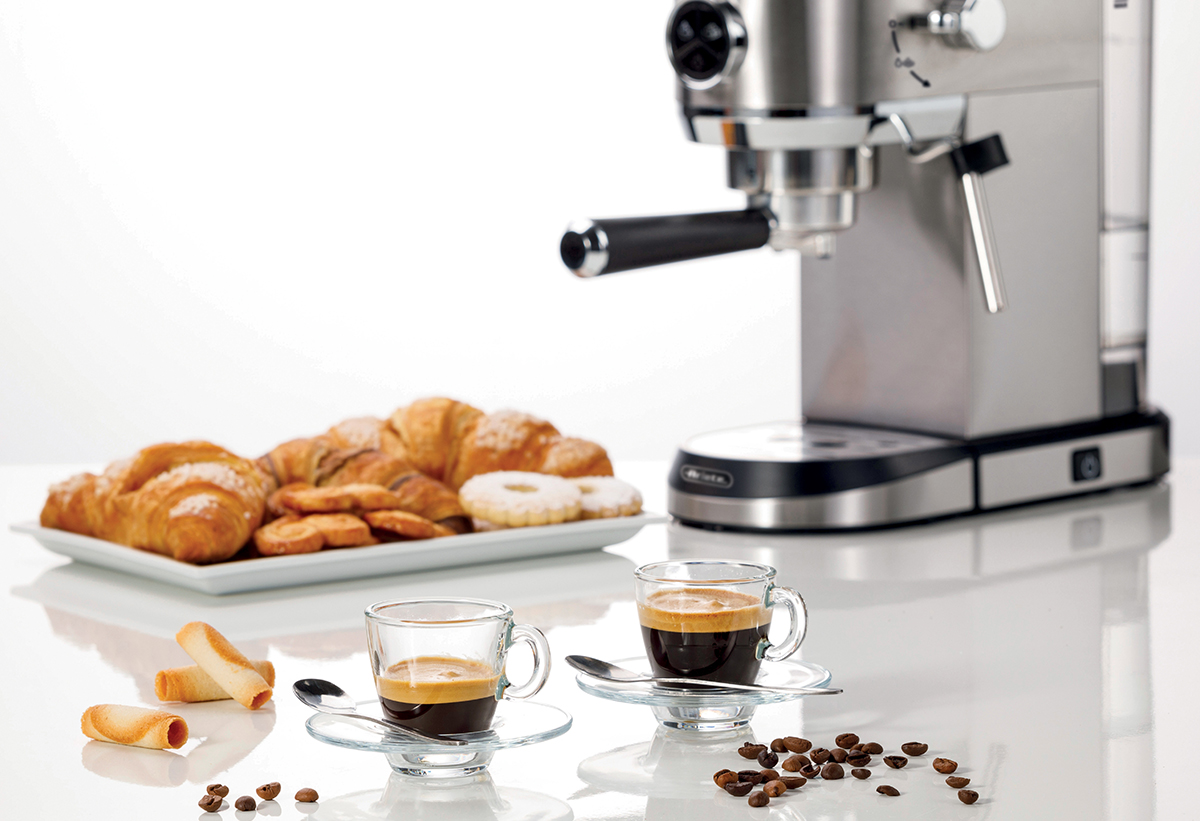 Απεικονίζεται η επσρεσιέρα πάνω σε ένα τραπέζι.